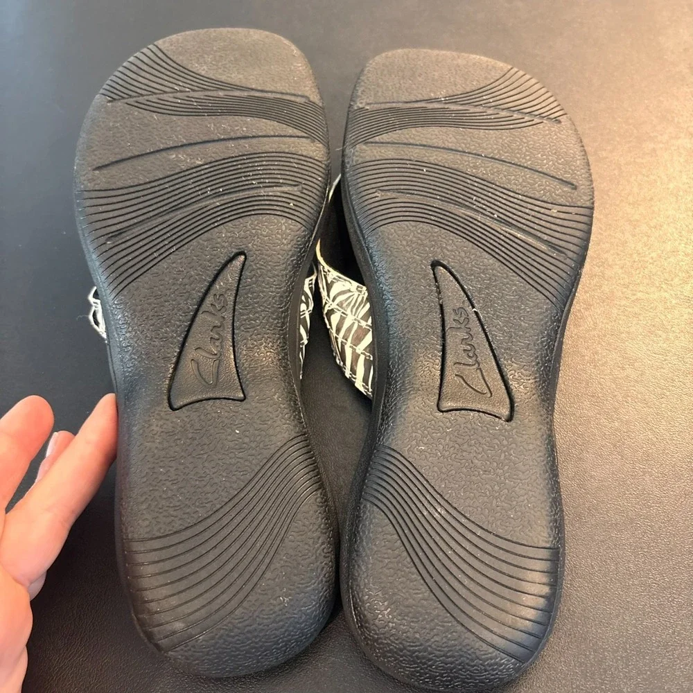 Clarks Cloudsteppers Flip Flops Womens sz 9M Black White Zebra Comfort summer